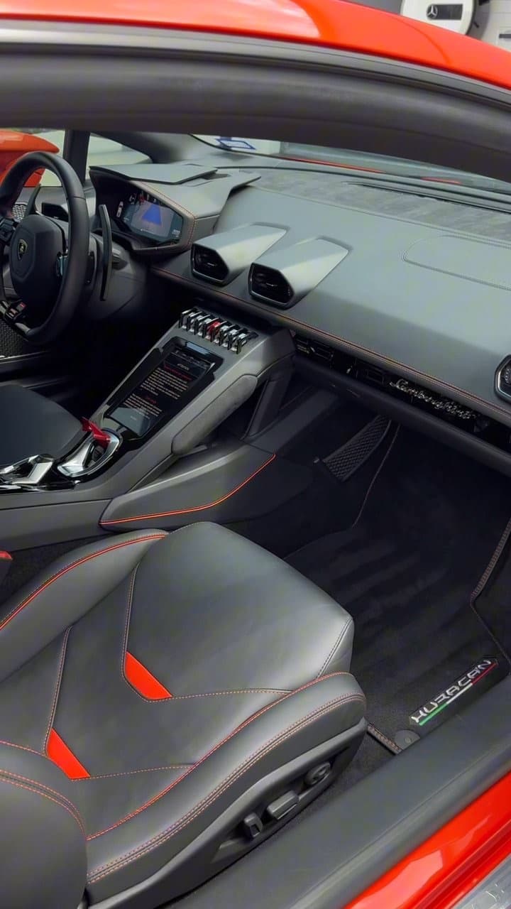 Detailed interior of a red Huracán, seats and console