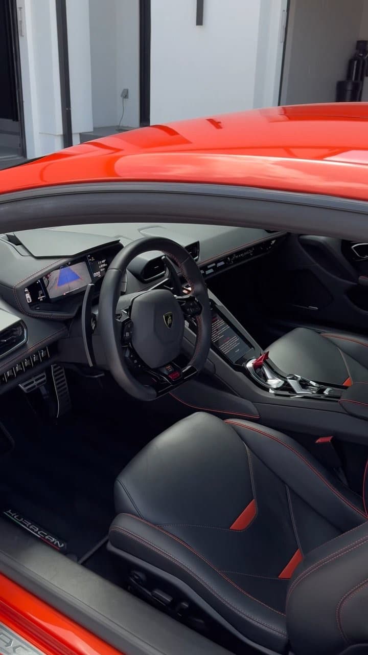 Driver's seat and steering wheel of a detailed Huracán